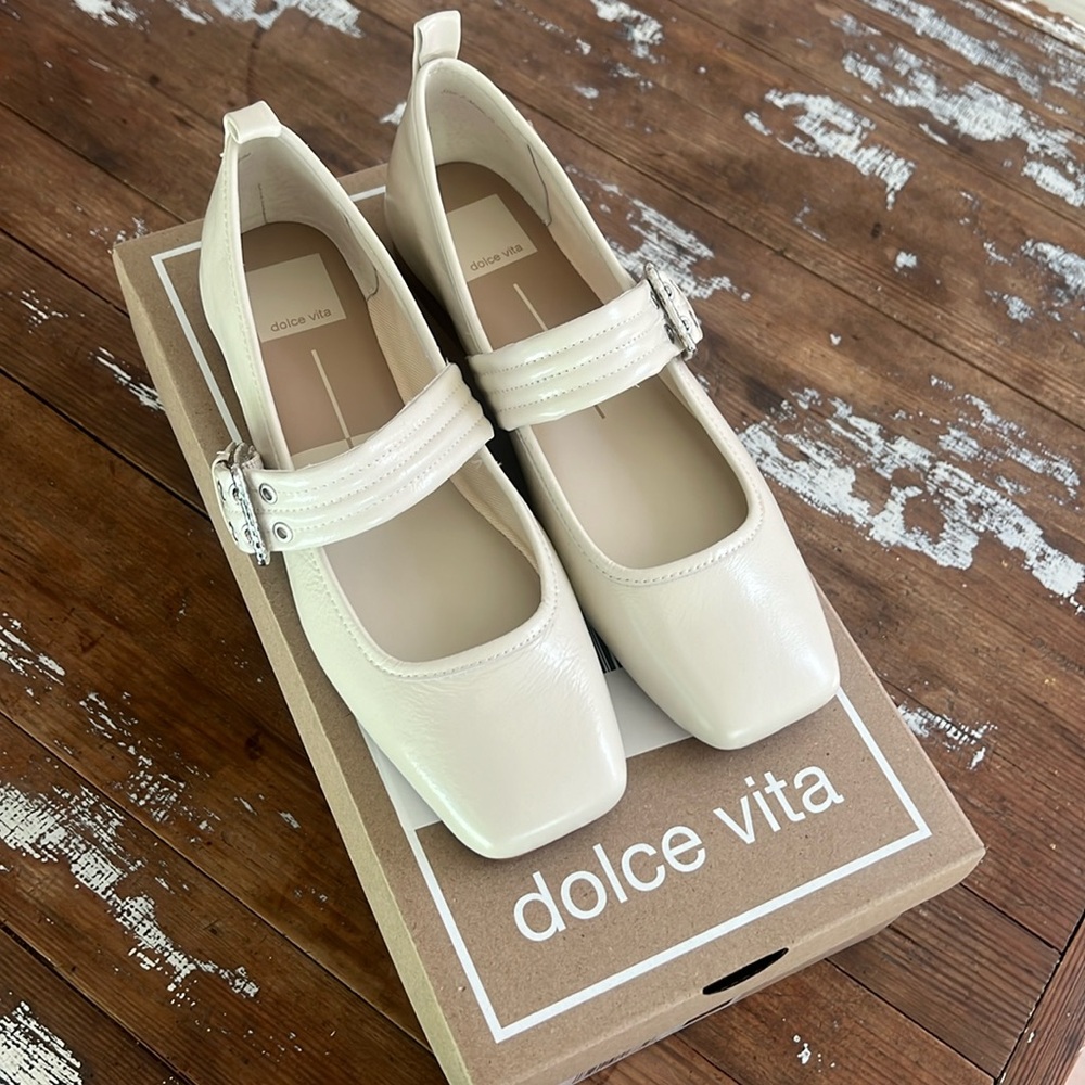 DOLCE VITA arora flats in ivory crinkle patent, size 7. pristine, in box.